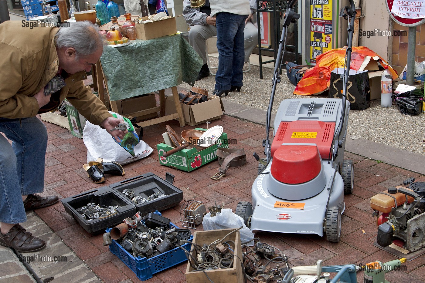 STAND DE TONDEUSES ET MOTEURS D'OCCASION, VIDE GRENIER DE RUGLES, EURE (27), FRANCE 
