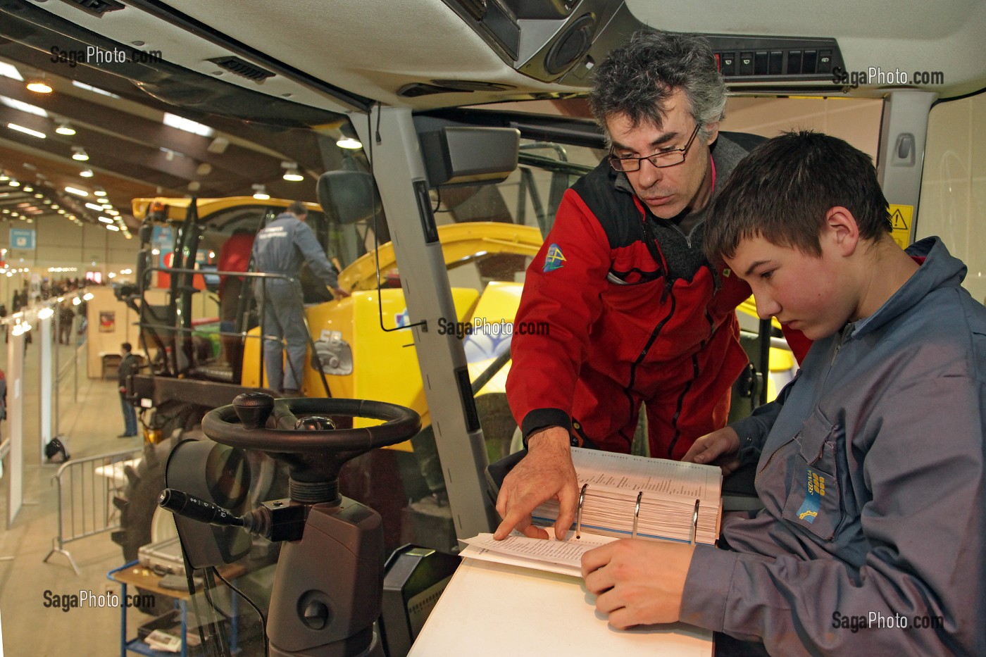 ENSEIGNANT ET ETUDIANT SUR UNE EPREUVE DE MECANIQUE AGRICOLE, 42 EME OLYMPIADES DES METIERS EN BRETAGNE, RENNES, FRANCE 