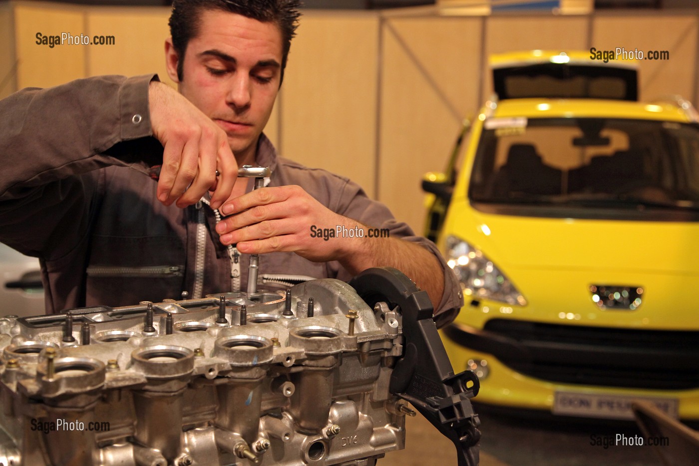 MECANICIEN, TECHNOLOGIE AUTOMOBILE, 42 EME OLYMPIADES DES METIERS EN BRETAGNE, RENNES, FRANCE 