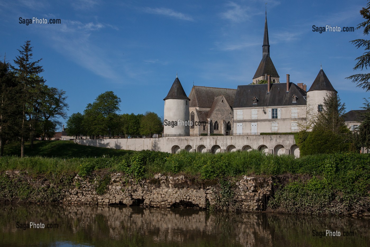 CHATEAU DE SAINT-MAUR EDIFIE VERS 1776-1778 ET EGLISE SAINT-ANDRE ERIGEE AU 13EME SIECLE ET AGRANDIE AU 15EME SIECLE, AU BORD DE LA GRANDE SAULDRE, ARGENT-SUR-SAULDRE, CHER (18), FRANCE 