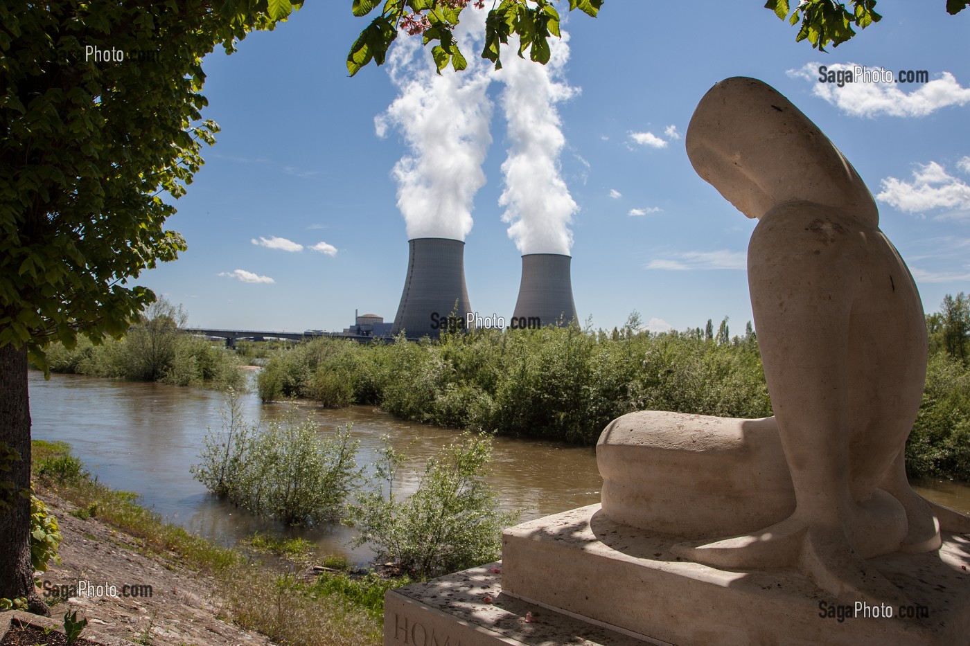 CENTRALE NUCLEAIRE DE BELLEVILLE-SUR-LOIRE (CHER) VUE DEPUIS NEUVY-SUR-LOIRE (NIEVRE), FRANCE 