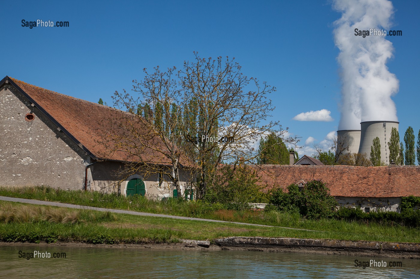 CENTRALE NUCLEAIRE DE BELLEVILLE-SUR-LOIRE, VUE DEPUIS LE CANAL, CHER (18), FRANCE 