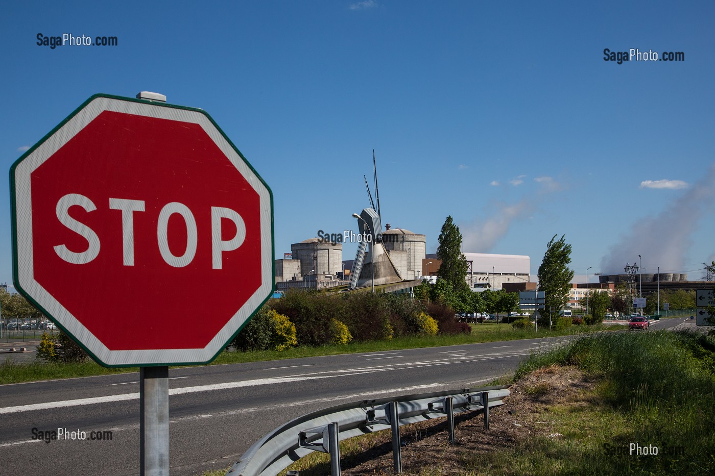 PANNEAU STOP AUX ABORD DE LA CENTRALE NUCLEAIRE DE CHINON, INDRE-ET-LOIRE (37), FRANCE 