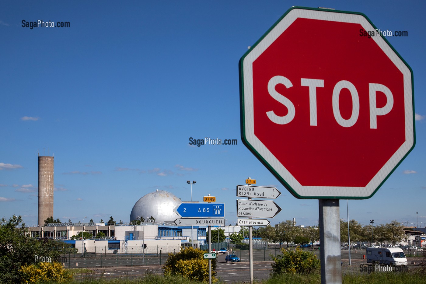 PANNEAU STOP AUX ABORD DE LA CENTRALE NUCLEAIRE DE CHINON, INDRE-ET-LOIRE (37), FRANCE 