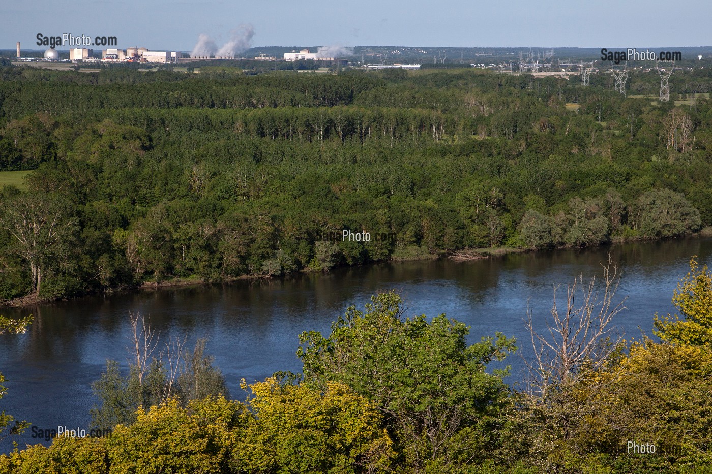 LA LOIRE ET LA FORET A CANDES-SAINT-MARTIN ET LA CENTRALE NUCLEAIRE DE CHINON EN ARRIERE-PLAN, MAINE-ET-LOIRE (49), FRANCE 
