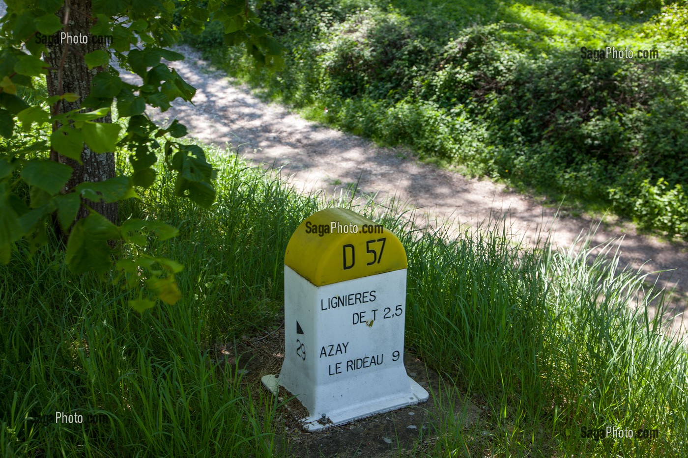 BORNE KILOMETRIQUE AU BORD D'UNE ROUTE DEPARTEMENTALE, LANGEAIS, INDRE-ET-LOIRE (37), FRANCE 