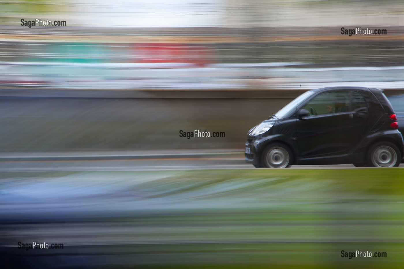 PETITE VOITURE CIRCULANT DANS LA VILLE D'ORLEANS, LOIRET (45), FRANCE 