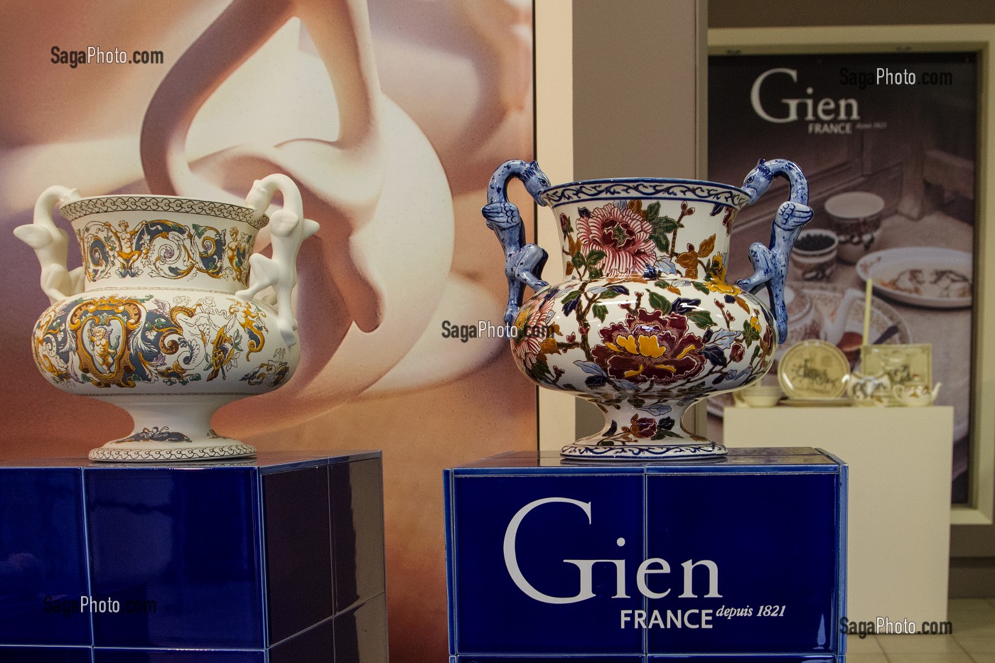 FAIENCES EXPOSEES DANS LA BOUTIQUE DE LA FAIENCERIE DE GIEN, LOIRET (45), FRANCE 