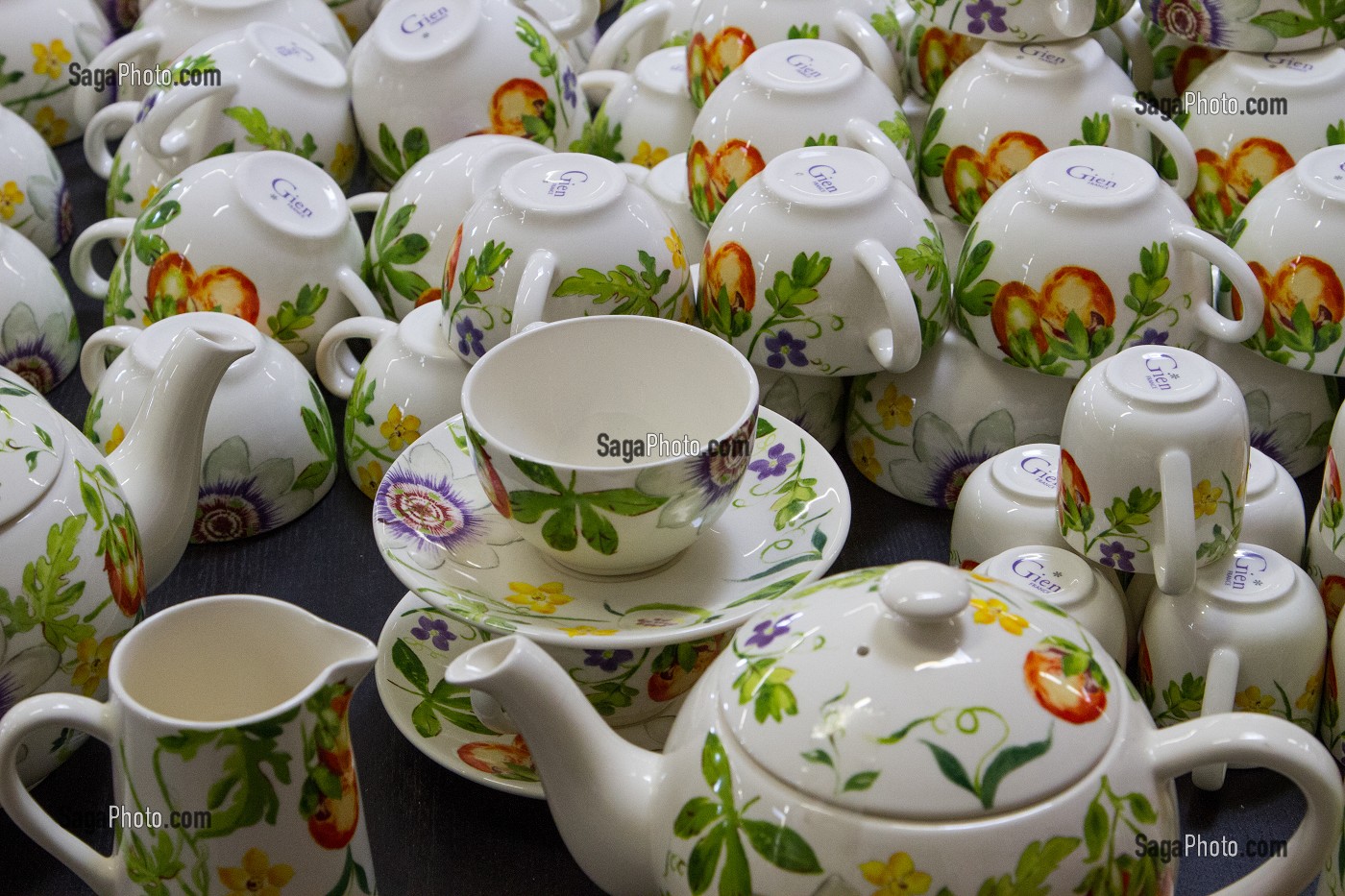 FAIENCES EXPOSEES DANS LA BOUTIQUE DE LA FAIENCERIE DE GIEN, LOIRET (45), FRANCE 