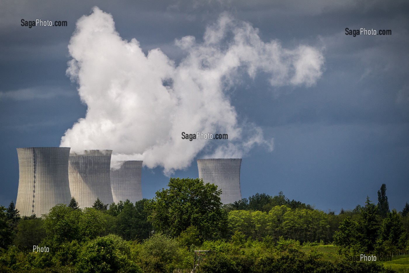 TOURS DE REFROIDISSEMENT DE LA CENTRALE NUCLEAIRE DE DAMPIERRE-EN-BURLY, LOIRET (45), FRANCE 