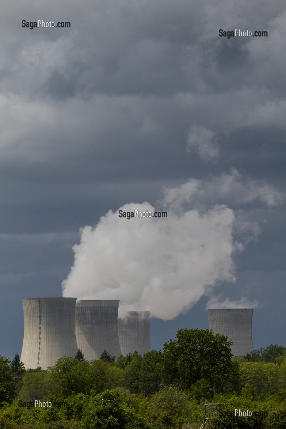 TOURS DE REFROIDISSEMENT DE LA CENTRALE NUCLEAIRE DE DAMPIERRE-EN-BURLY, LOIRET (45), FRANCE 
