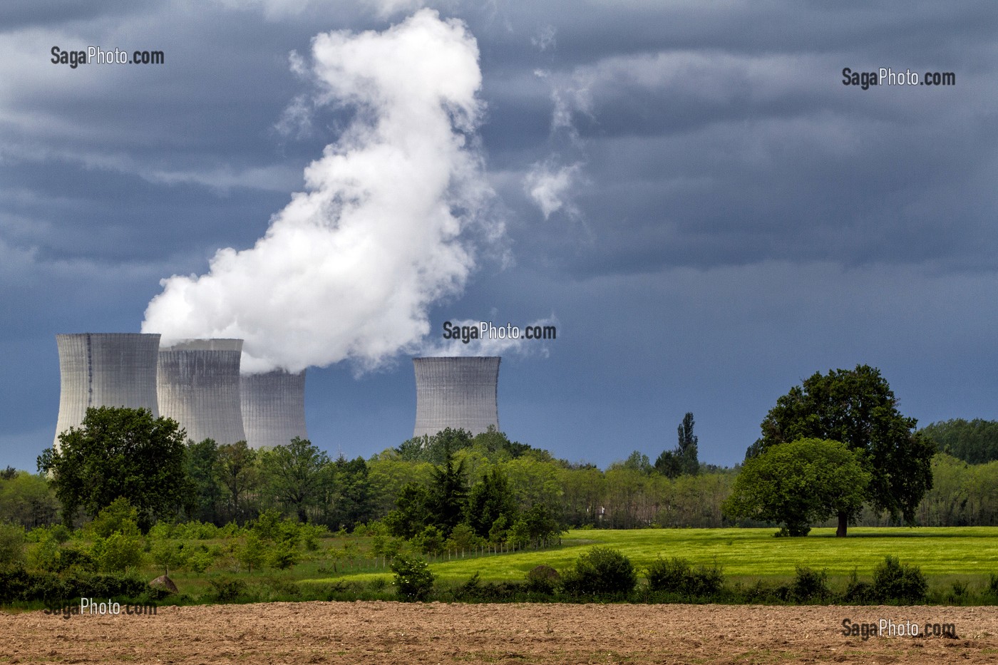 TOURS DE REFROIDISSEMENT DE LA CENTRALE NUCLEAIRE DE DAMPIERRE-EN-BURLY, LOIRET (45), FRANCE 