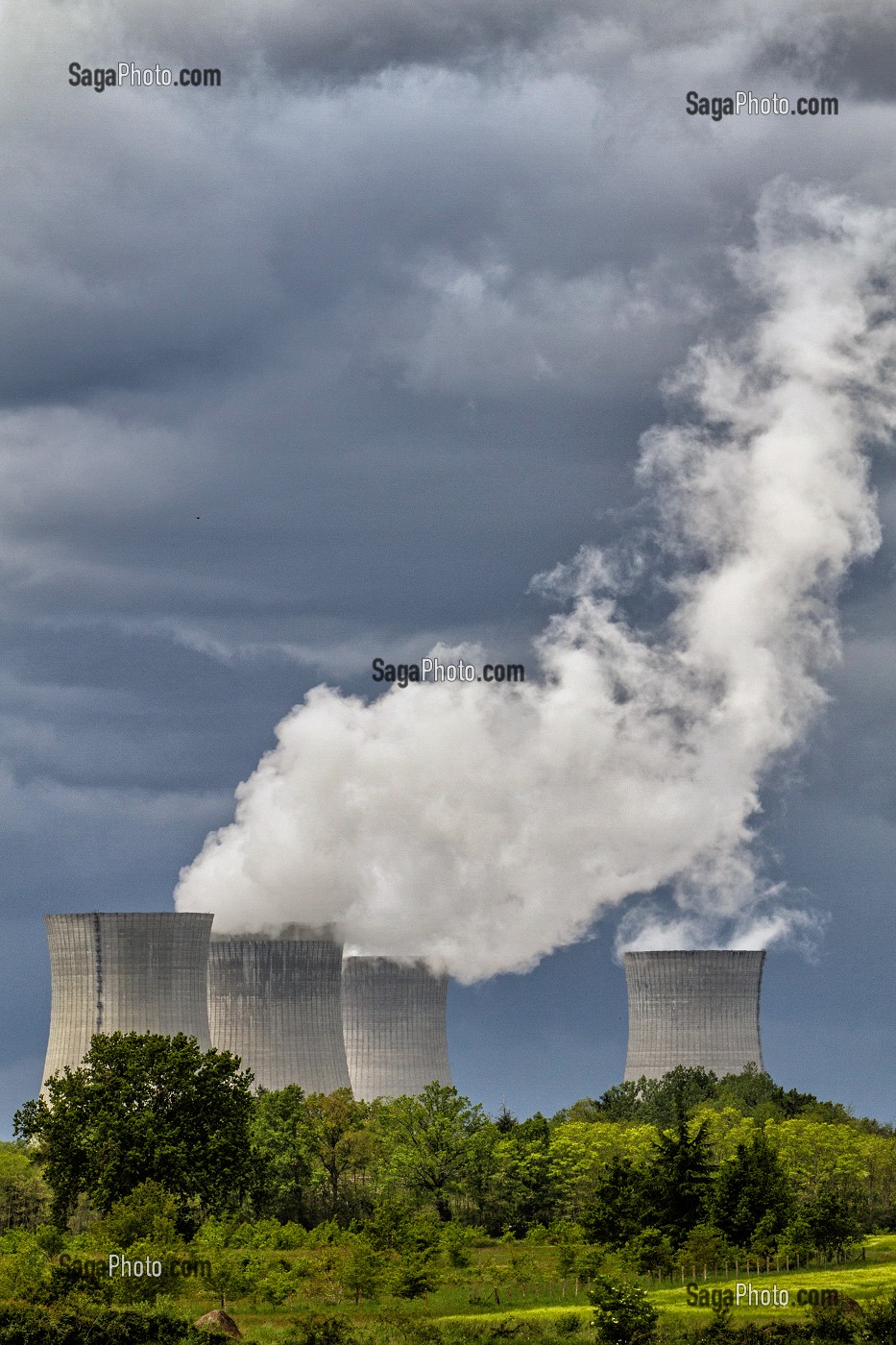 TOURS DE REFROIDISSEMENT DE LA CENTRALE NUCLEAIRE DE DAMPIERRE-EN-BURLY, LOIRET (45), FRANCE 