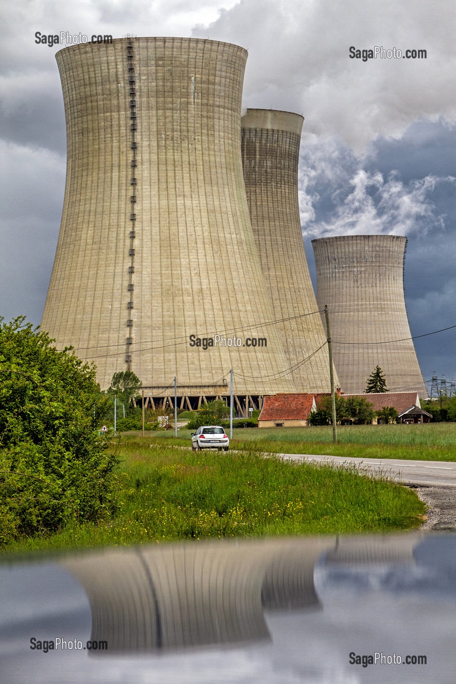 TOURS DE REFROIDISSEMENT DE LA CENTRALE NUCLEAIRE DE DAMPIERRE-EN-BURLY, LOIRET (45), FRANCE 