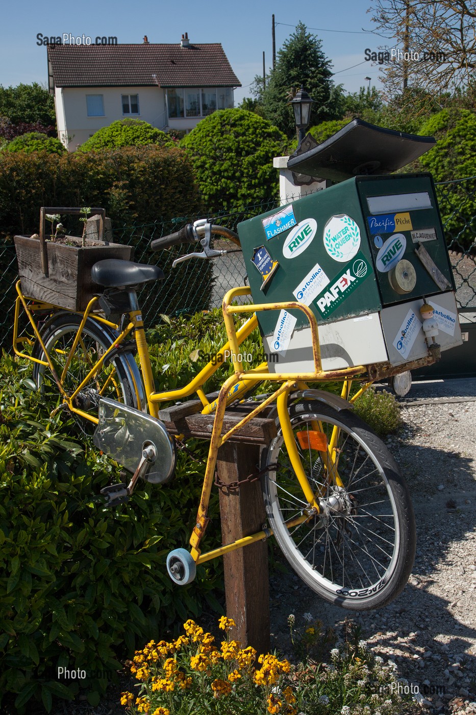 BOITE AUX LETTRES INSOLITE A SAINT-MARTIN-D'ABBAT, VILLAGE DES BOITES AUX LETTRES, LOIRET (45), FRANCE 