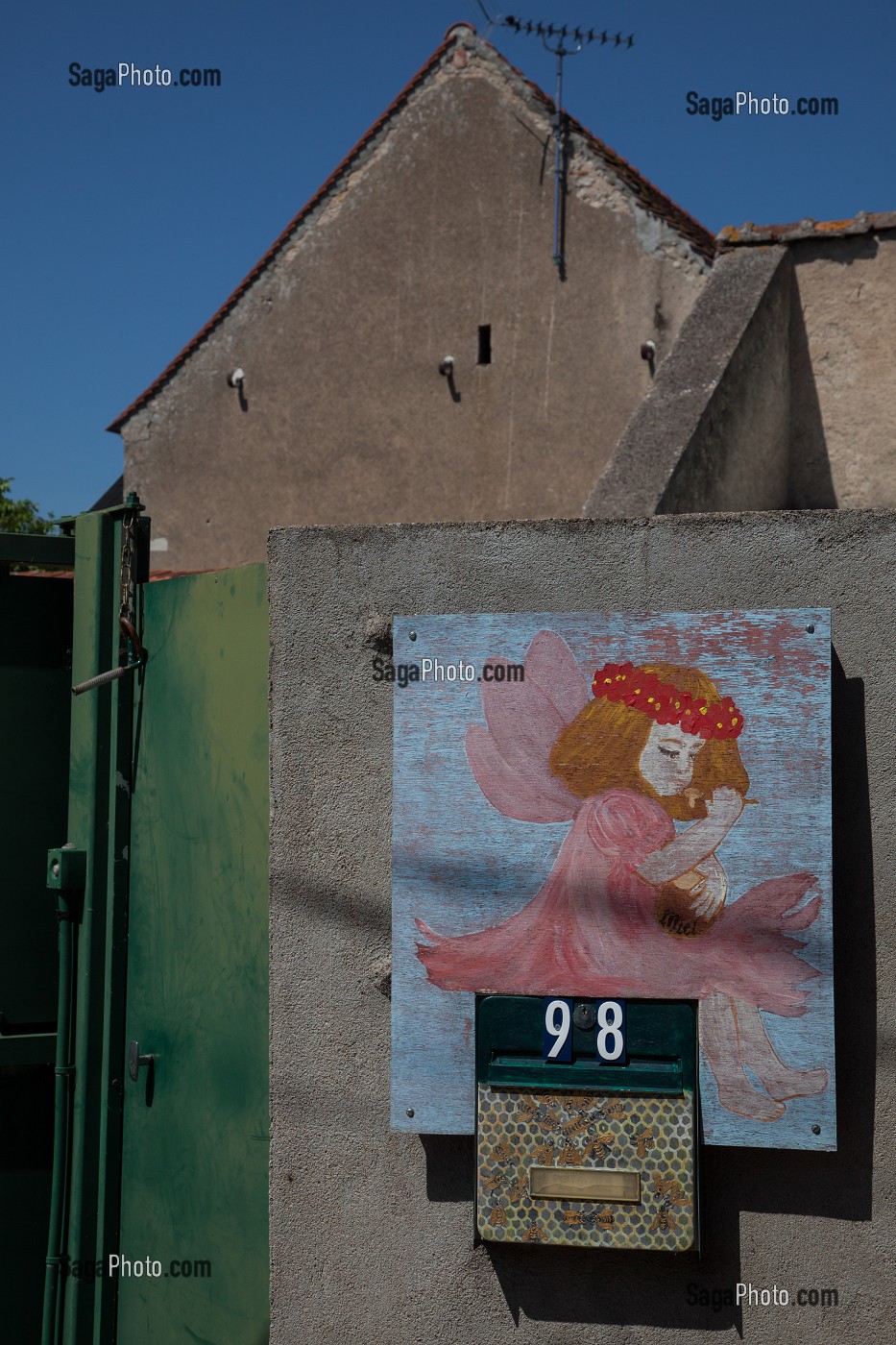 BOITE AUX LETTRES INSOLITE A SAINT-MARTIN-D'ABBAT, VILLAGE DES BOITES AUX LETTRES, LOIRET (45), FRANCE 