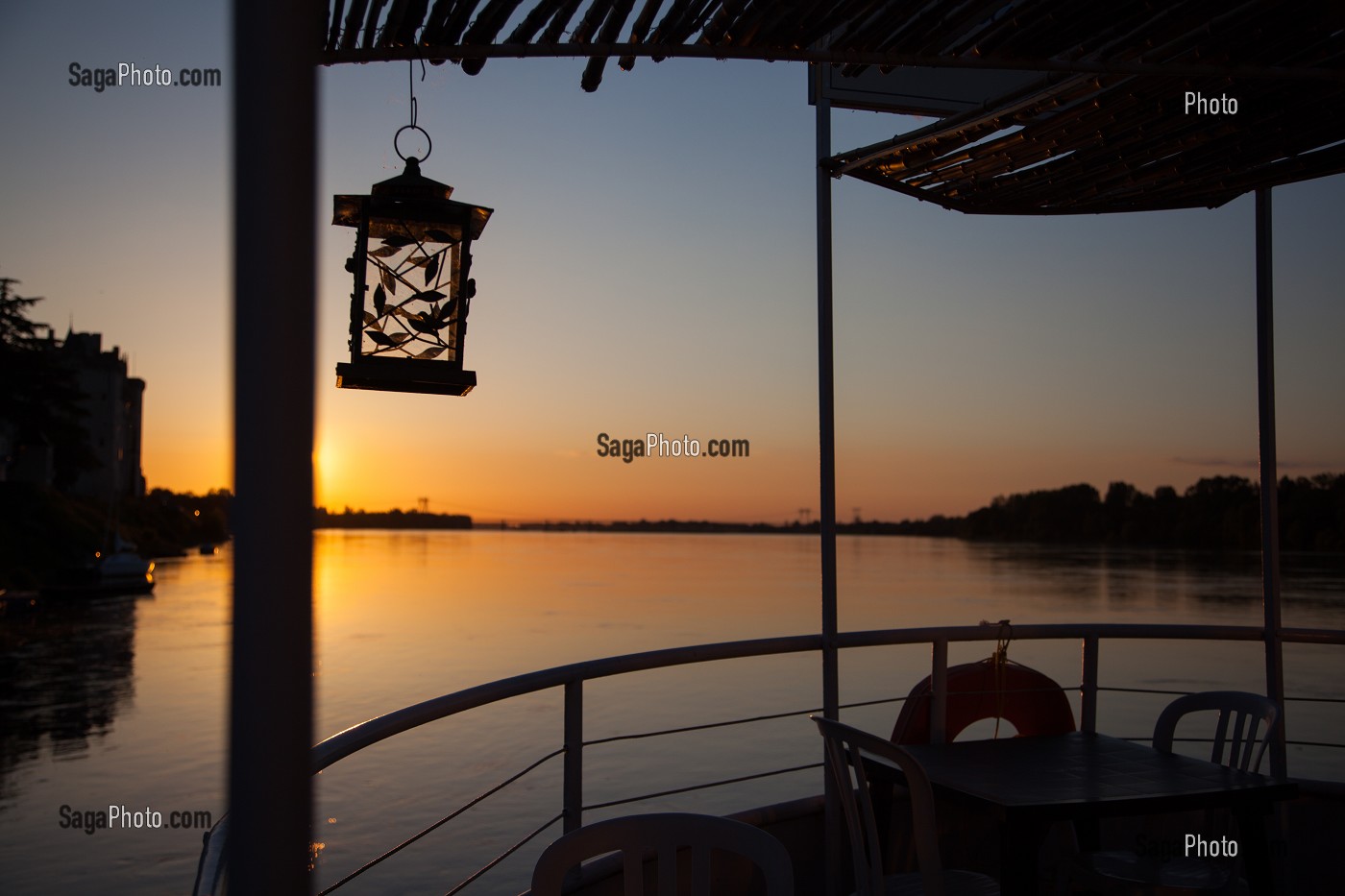 RESTAURANT L'AIGUE MARINE AMENAGE DANS UNE PENICHE, SUR LA LOIRE, MONTSOREAU, MAINE-ET-LOIRE (49), FRANCE 