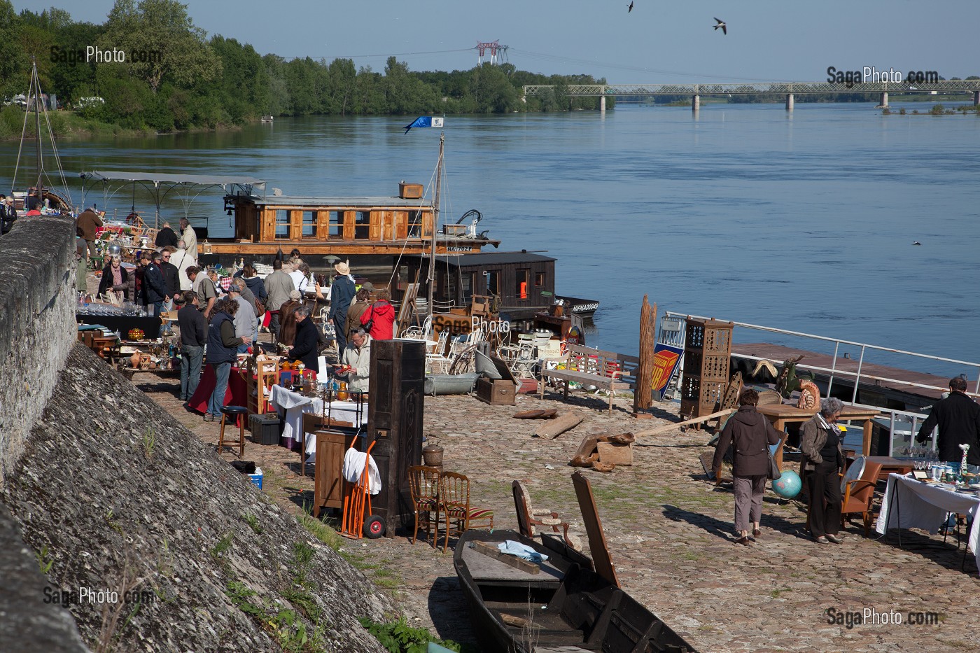 PUCES INSTALLEES SUR LES QUAIS, AU BORD DE LA LOIRE, MONTSOREAU, MAINE-ET-LOIRE (49), FRANCE 