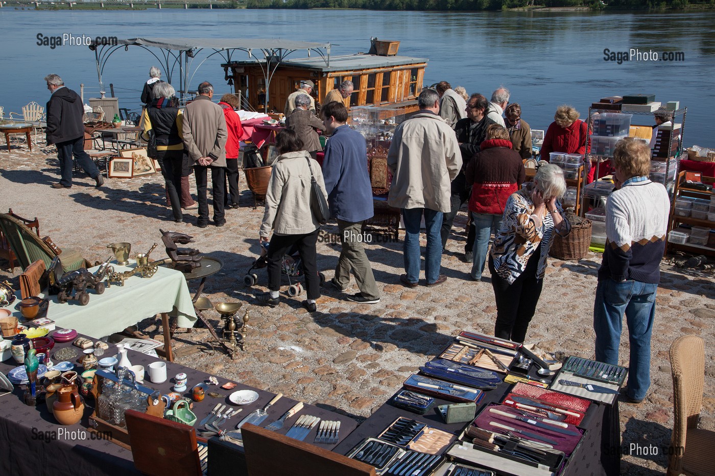 PUCES INSTALLEES SUR LES QUAIS, AU BORD DE LA LOIRE, MONTSOREAU, MAINE-ET-LOIRE (49), FRANCE 