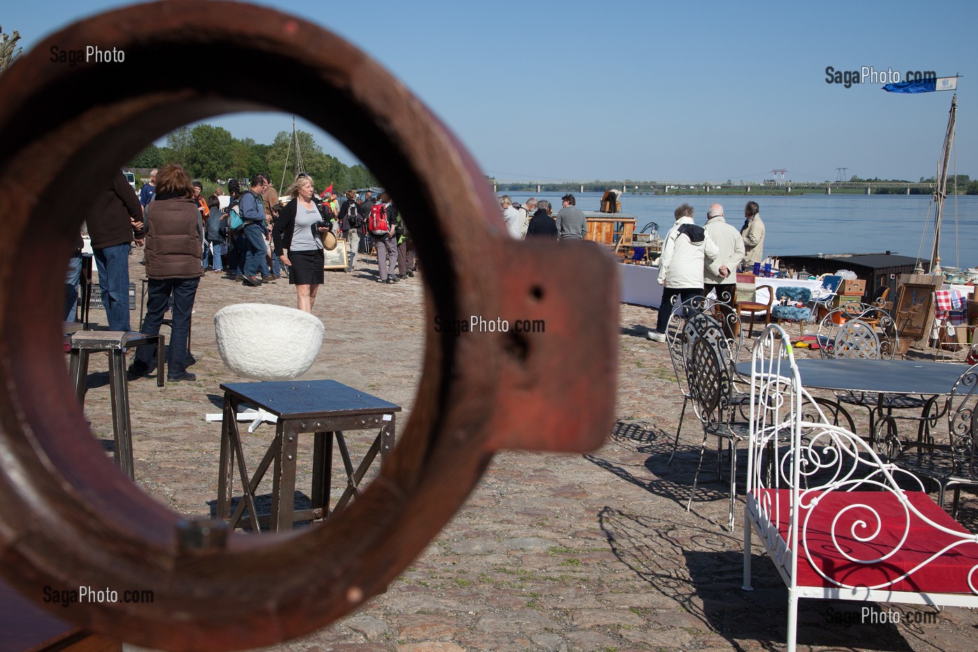 PUCES INSTALLEES SUR LES QUAIS, AU BORD DE LA LOIRE, MONTSOREAU, MAINE-ET-LOIRE (49), FRANCE 