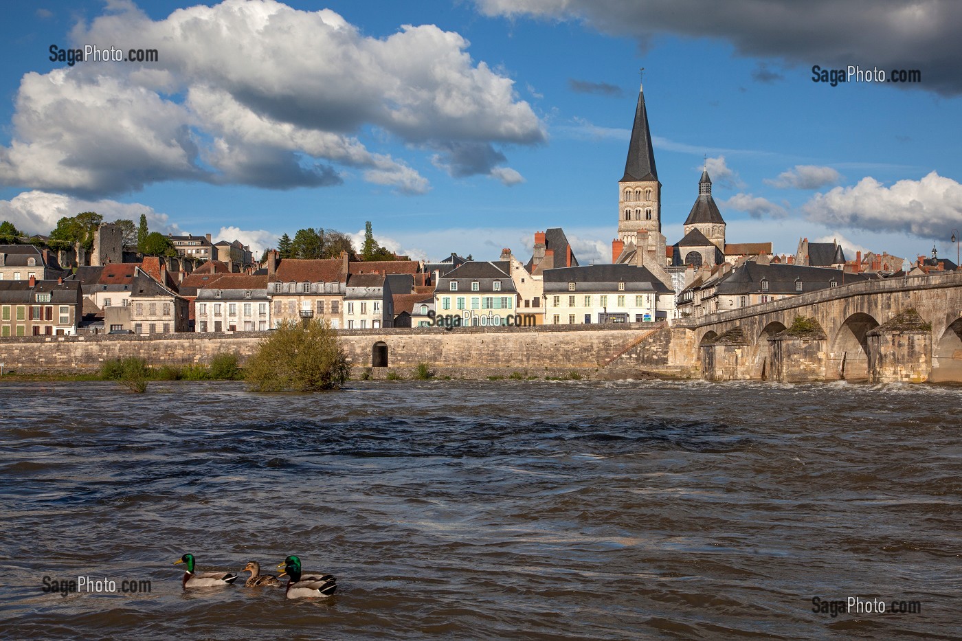 VILLE DE LA-CHARITE-SUR-LOIRE AVEC LE VIEUX-PONT, LES QUAIS ET L'EGLISE NOTRE-DAME CLASSEE AU PATRIMOINE DE L'UNESCO, NIEVRE (58), BOURGOGNE, FRANCE 