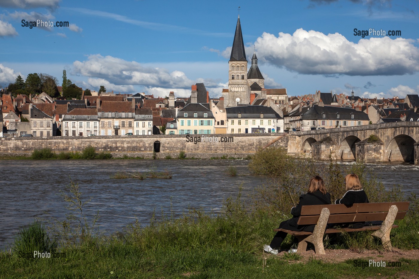 VILLE DE LA-CHARITE-SUR-LOIRE AVEC LE VIEUX-PONT, LES QUAIS ET L'EGLISE NOTRE-DAME CLASSEE AU PATRIMOINE DE L'UNESCO, NIEVRE (58), BOURGOGNE, FRANCE 