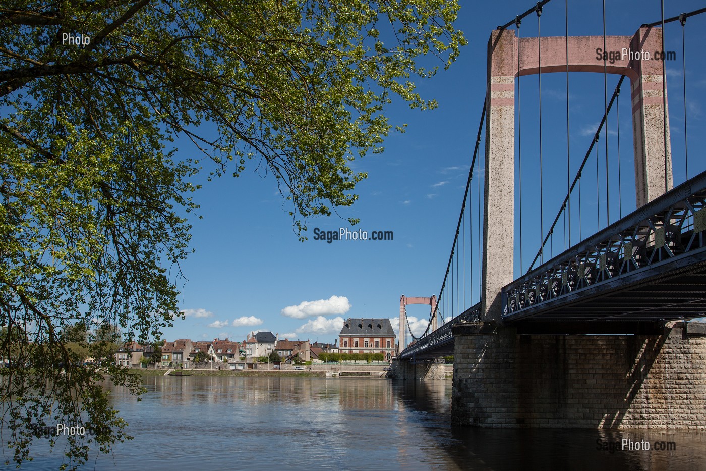 VIADUC METALLIQUE DRESSE AU-DESSUS DE LA LOIRE, VESTIGE DE LA LIGNE DE CHEMIN DE FER PARIS-ORLEANS, COSNE-COURS-SUR-LOIRE, NIEVRE (58), BOURGOGNE, FRANCE 