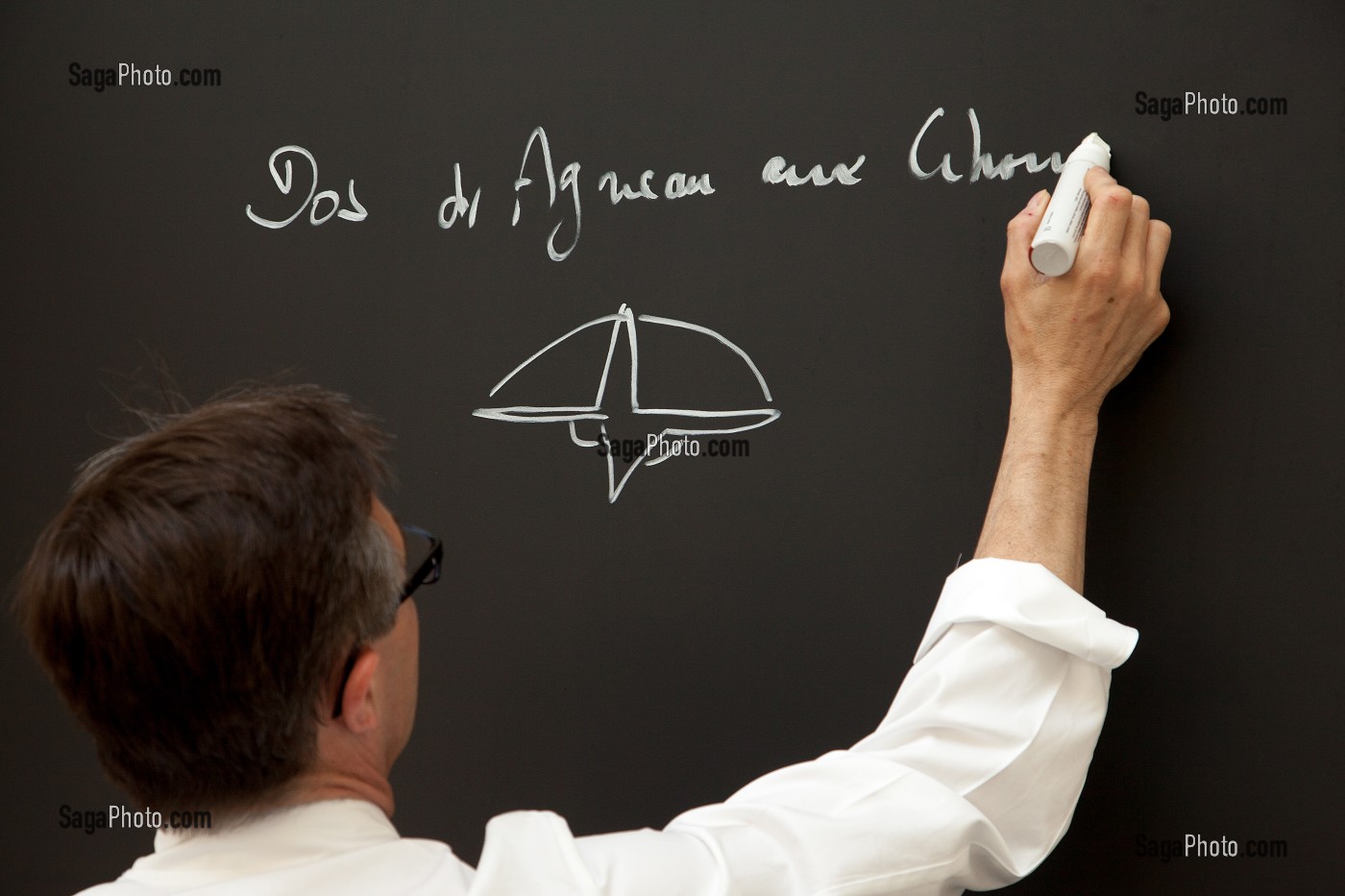LAURENT CLEMENT, CHEF CUISINIER, DISPENSANT UN COURS DE CUISINE A L'ATELIER 11, COURS GABRIEL, CHARTRES, EURE-ET-LOIR (28), FRANCE 