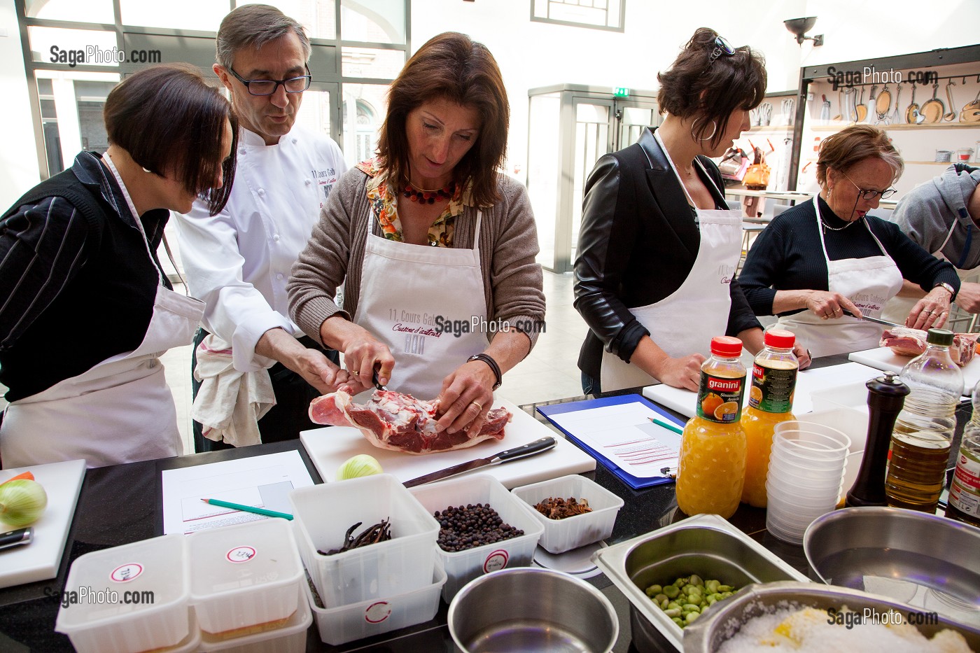 LAURENT CLEMENT, CHEF CUISINIER, DISPENSANT UN COURS DE CUISINE A L'ATELIER 11, COURS GABRIEL, CHARTRES, EURE-ET-LOIR (28), FRANCE 