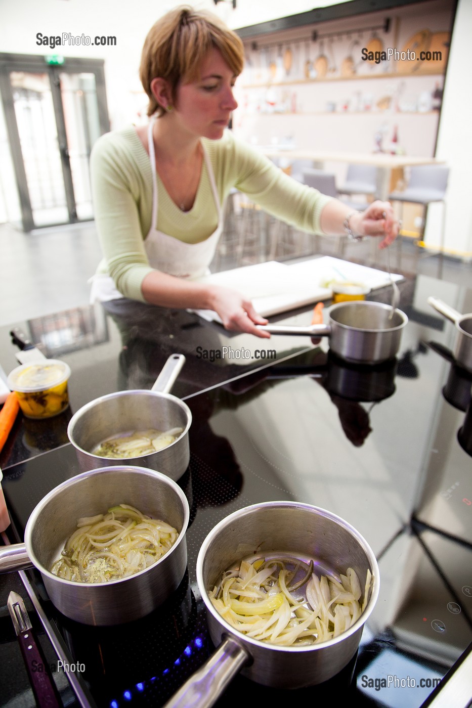 CUISSON DES OIGNONS DANS UN BOUILLON EPICE A L'ANIS ETOILE, COURS DE CUISINE DISPENSE PAR LAURENT CLEMENT A L'ATELIER 11, COURS GABRIEL, CHARTRES, EURE-ET-LOIR (28), FRANCE 