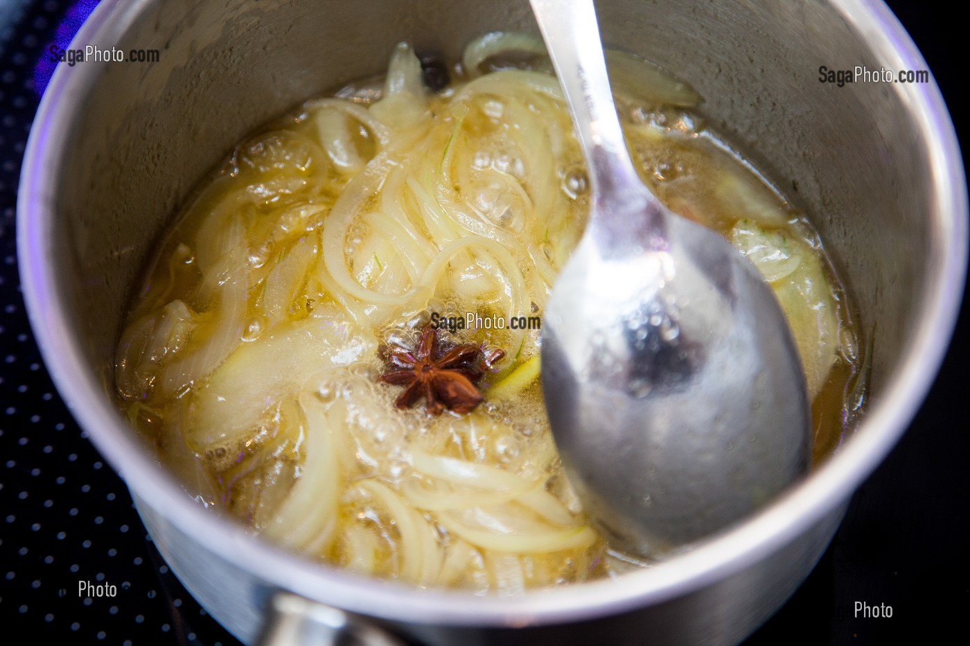 CUISSON DES OIGNONS DANS UN BOUILLON EPICE A L'ANIS ETOILE, COURS DE CUISINE DISPENSE PAR LAURENT CLEMENT A L'ATELIER 11, COURS GABRIEL, CHARTRES, EURE-ET-LOIR (28), FRANCE 