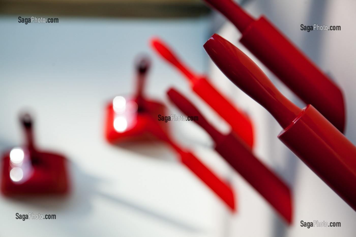 PATERES EN FORME DE ROULEAU A PATISSERIE, DECORATION DE L'ATELIER DE CUISINE 11, COURS GABRIEL, OU SONT DISPENSES DES COURS DE CUISINE POUR PARTICULIERS, CHARTRES, EURE-ET-LOIR (28), FRANCE 
