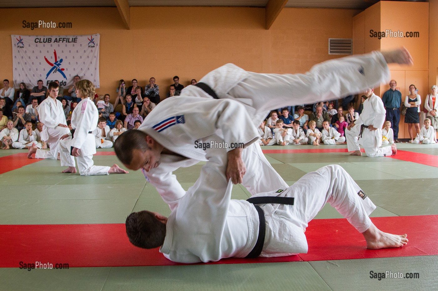 DESEQUILIBRE ET CHUTE DES JUDOKAS, COMPETITION ET DEMONSTRATION DU CLUB DE JUDO DE RUGLES, EURE (27), FRANCE 