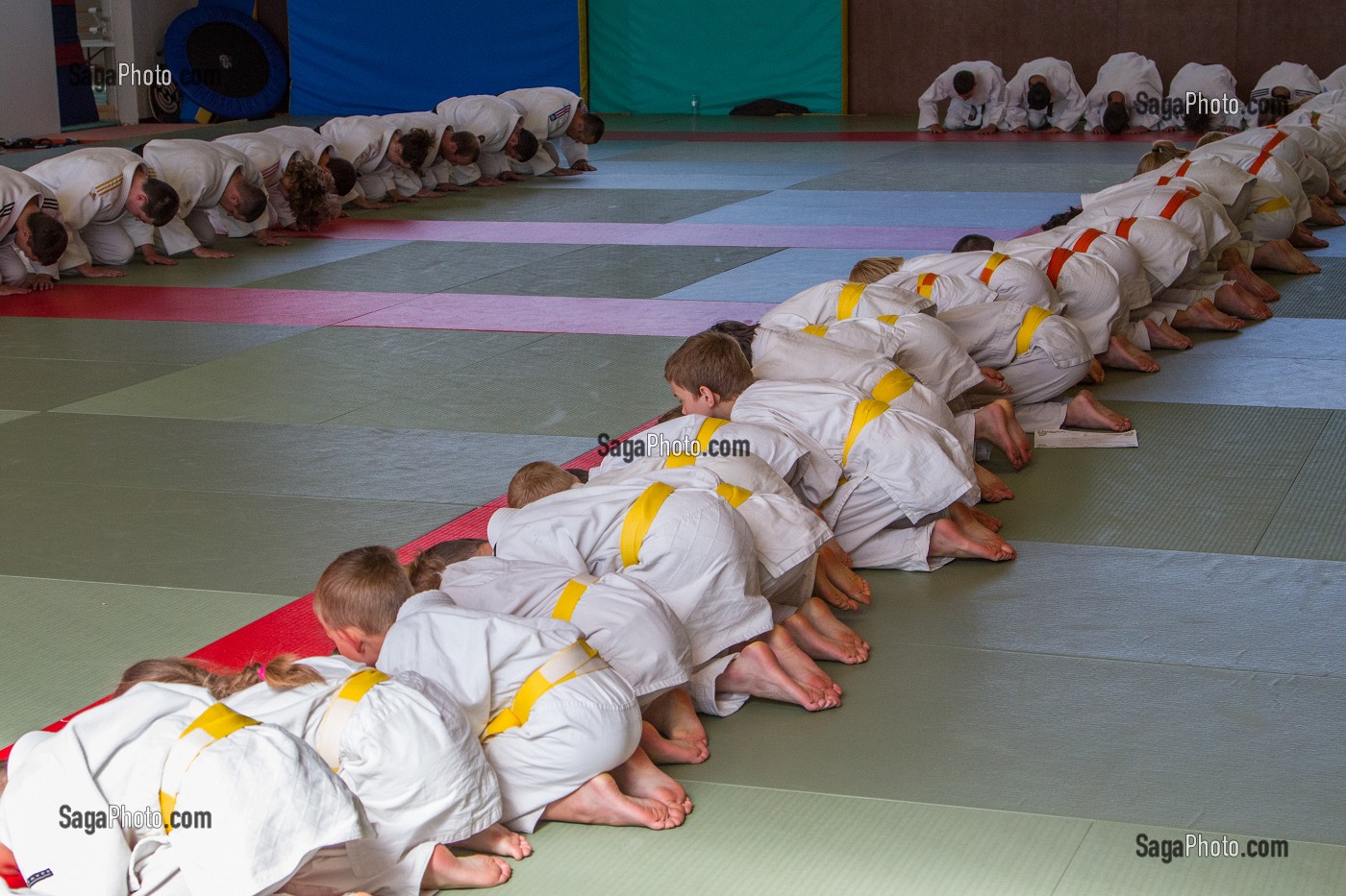 RITUEL DU SALUT DES DIFFERENTS GROUPES DE JUDOKAS, COMPETITION ET DEMONSTRATION DU CLUB DE JUDO DE RUGLES, EURE (27), FRANCE 