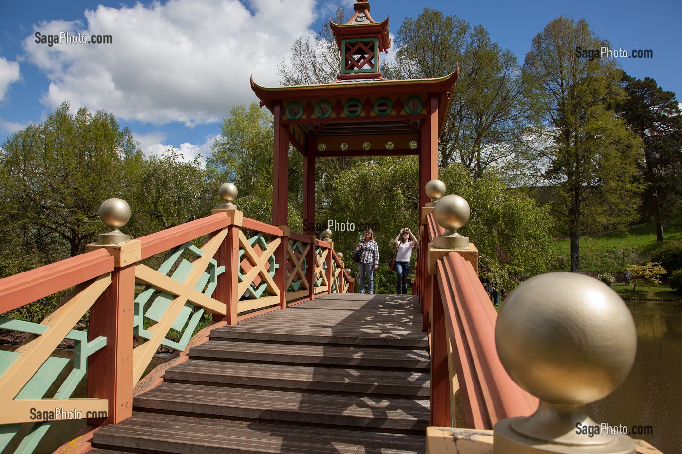 PONT DE LA PAGODE DU PARC FLORAL, VILLAGE D'APREMONT-SUR-ALLIER, PLUS BEAU VILLAGE DE FRANCE, CHER (18), FRANCE 