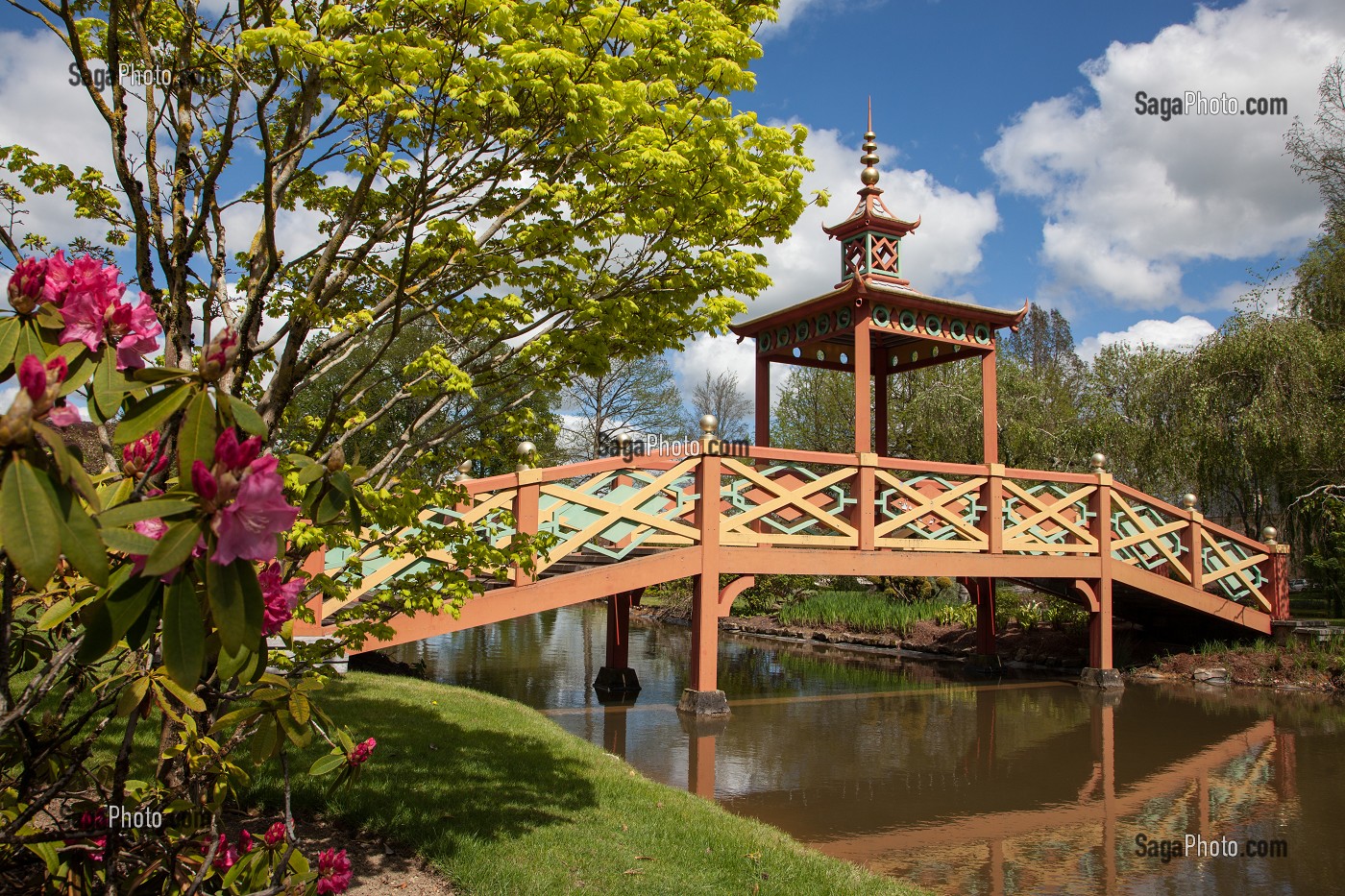 PONT DE LA PAGODE DU PARC FLORAL, VILLAGE D'APREMONT-SUR-ALLIER, PLUS BEAU VILLAGE DE FRANCE, CHER (18), FRANCE 