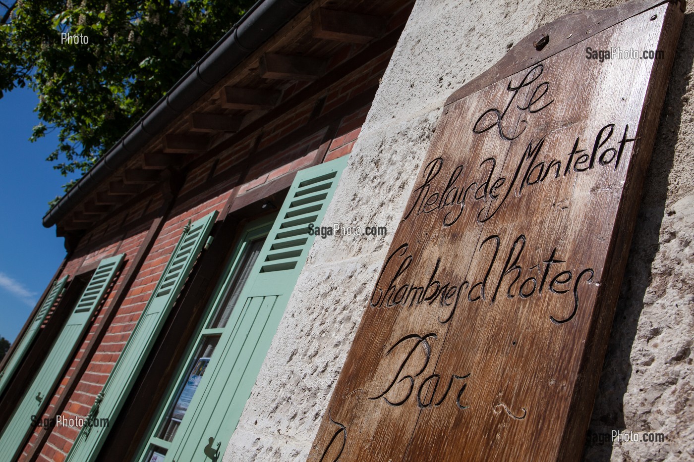 LE RELAIS DU MANTELOT (CHAMBRES D'HOTES) DEVANT L'ANCIENNE ECLUSE DE MANTELOT, CHATILLON-SUR-LOIRE, LOIRET (45), FRANCE 