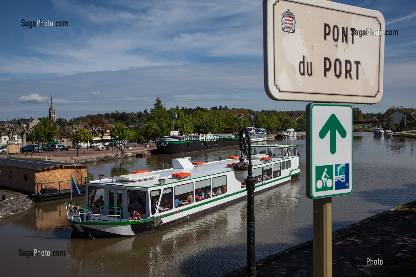 BATEAU DE PLAISANCE, PONT ET PORT DE BRIARE, CANAL LATERAL DE LA LOIRE, LOIRET (45), FRANCE 