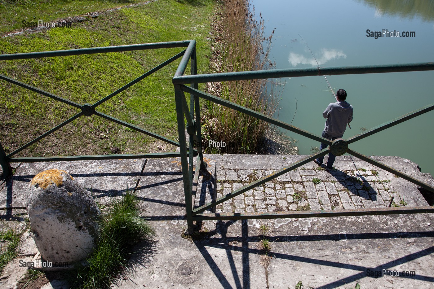 PECHEUR SUR L'ANCIENNE ECLUSE DE MANTELOT, CHATILLON-SUR-LOIRE, LOIRET (45), FRANCE 