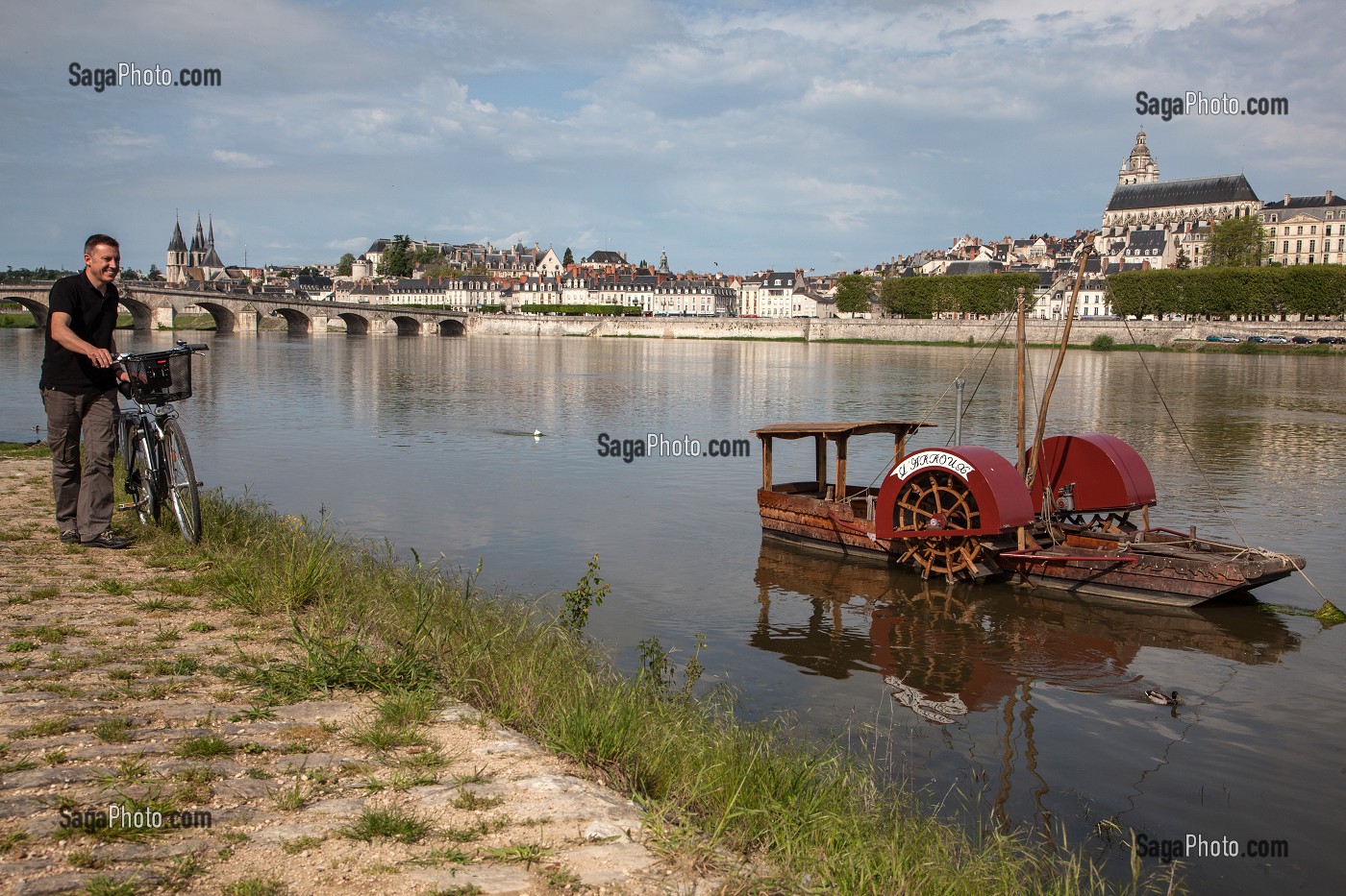 CYCLISTES SUR LES BORDS DE LOIRE DEVANT UN BATEAU A ROUE A AUBE, CATHEDRALE SAINT-LOUIS EN FOND, ITINERAIRE DE LA LOIRE A VELO, BLOIS, LOIR-ET-CHER (41), FRANCE 