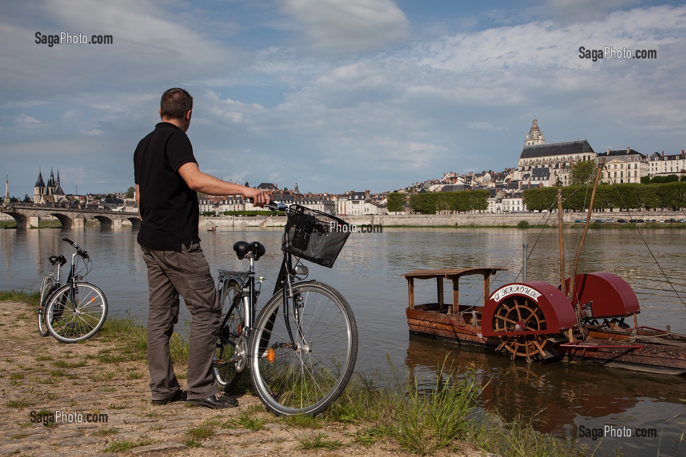 CYCLISTES SUR LES BORDS DE LOIRE DEVANT UN BATEAU A ROUE A AUBE, CATHEDRALE SAINT-LOUIS EN FOND, ITINERAIRE DE LA LOIRE A VELO, BLOIS, LOIR-ET-CHER (41), FRANCE 