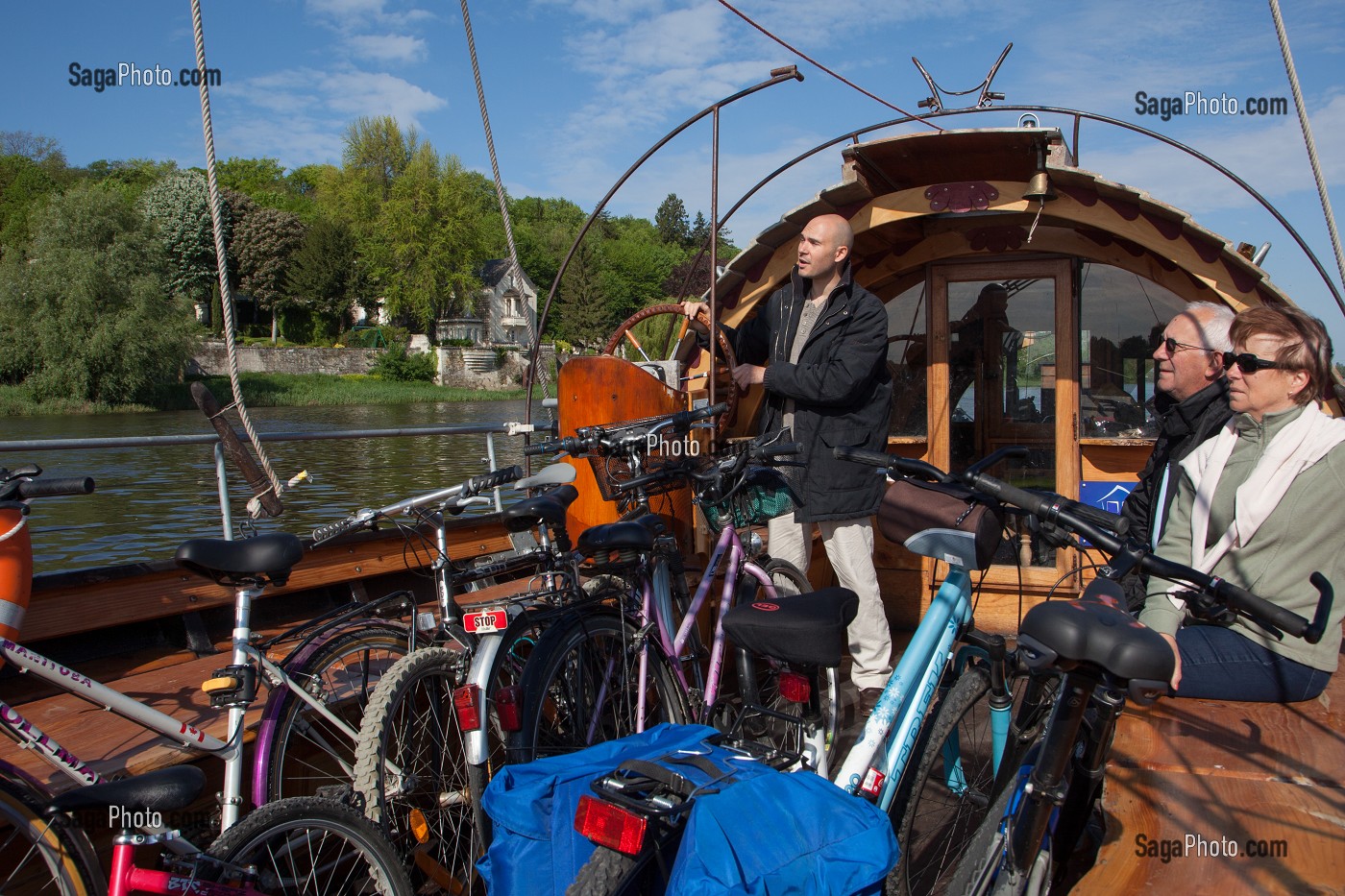 CYCLISTES SUR LE PARCOURS DE LA LOIRE EN VELO EN BALADE SUR LE BATEAU 'LA BELLE ADELE', CANDES-SAINT-MARTIN, INDRE-ET-LOIRE (37), FRANCE 