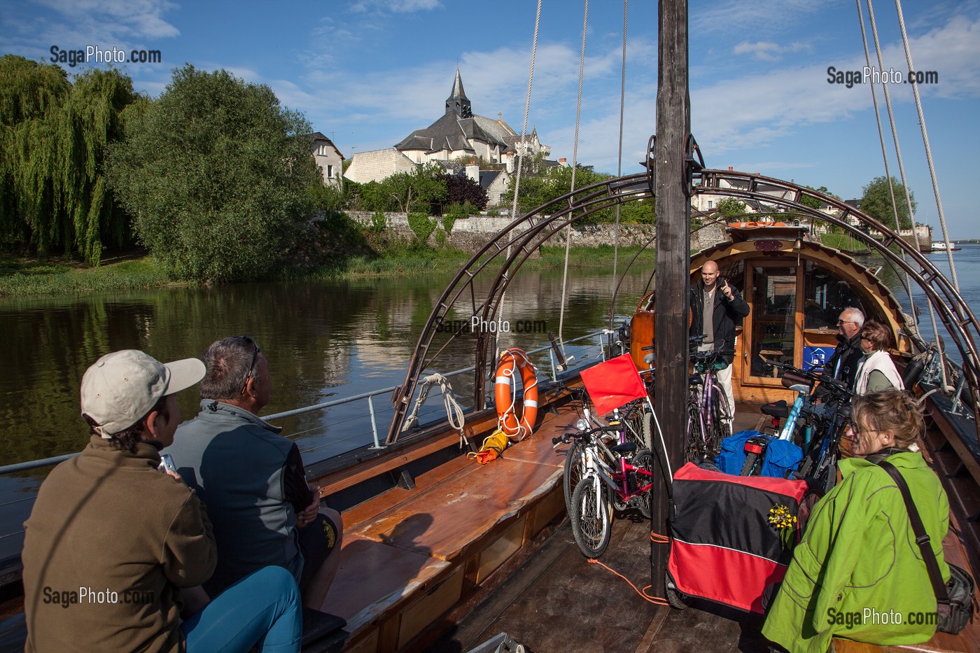 CYCLISTES SUR LE PARCOURS DE LA LOIRE EN VELO EN BALADE SUR LE BATEAU 'LA BELLE ADELE', CANDES-SAINT-MARTIN, INDRE-ET-LOIRE (37), FRANCE 