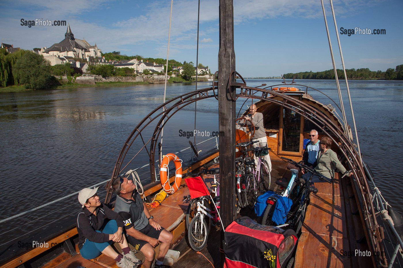 CYCLISTES SUR LE PARCOURS DE LA LOIRE EN VELO EN BALADE SUR LE BATEAU 'LA BELLE ADELE', CANDES-SAINT-MARTIN, INDRE-ET-LOIRE (37), FRANCE 