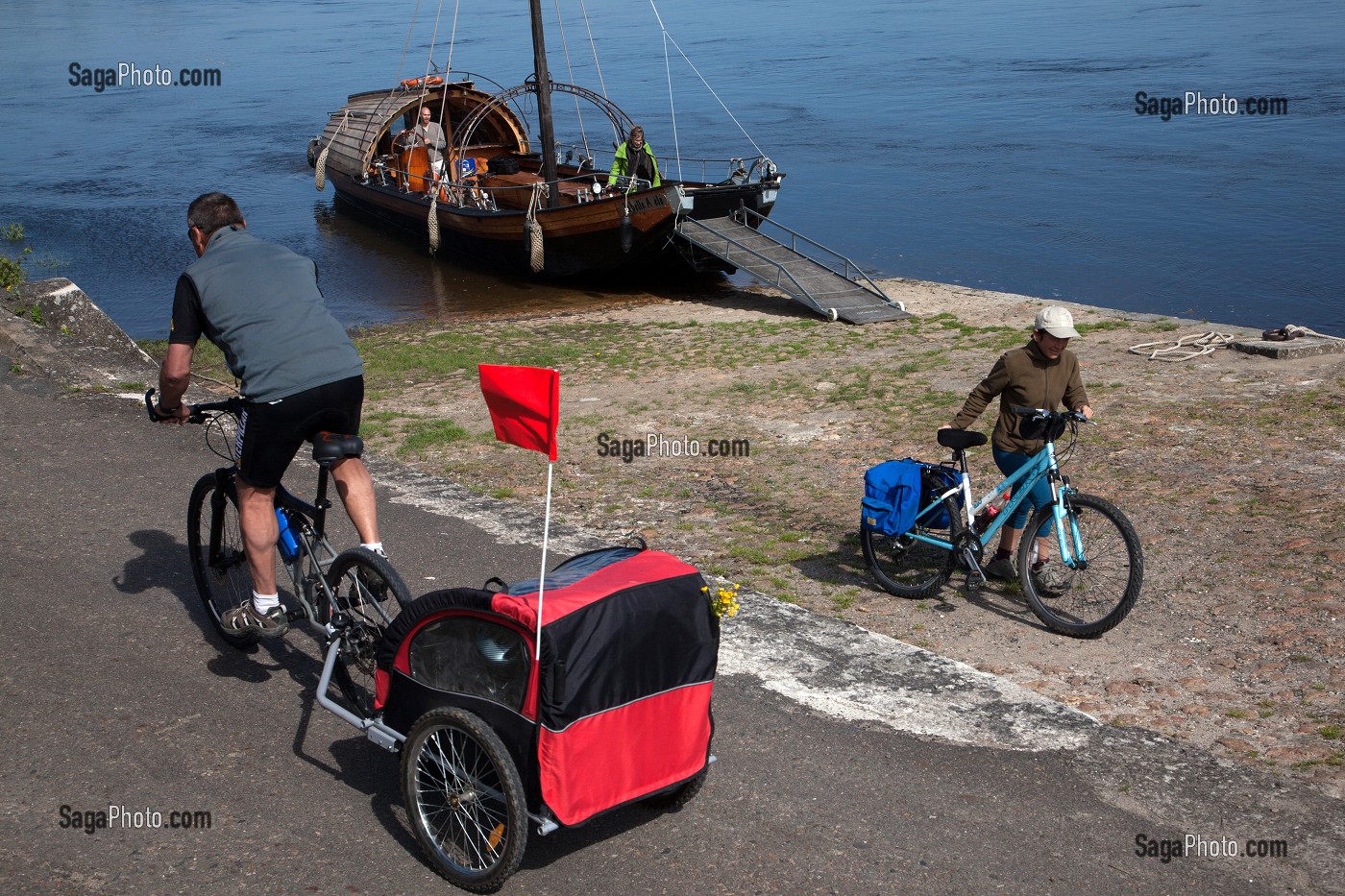 CYCLISTES SUR LE PARCOURS DE LA LOIRE EN VELO EN RETOUR DE BALADE SUR LE BATEAU 'LA BELLE ADELE', CANDES-SAINT-MARTIN, INDRE-ET-LOIRE (37), FRANCE 
