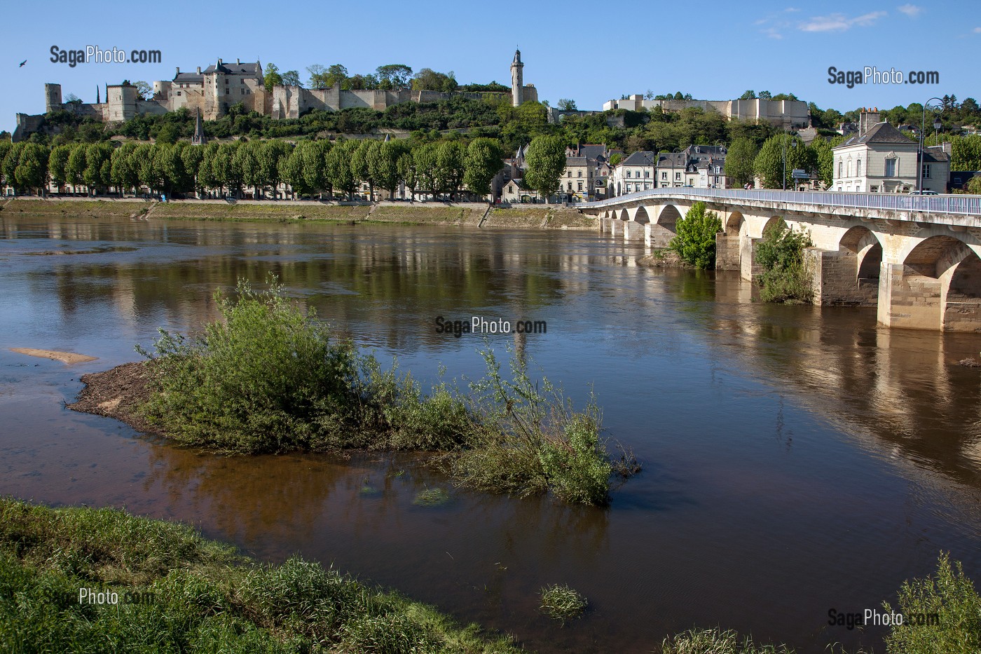 BORDS DE LA VIENNE DEVANT LE CHATEAU DE CHINON (FORTERESSE ROYALE), ITINERAIRE DE LA LOIRE A VELO, INDRE-ET-LOIRE (37), FRANCE 