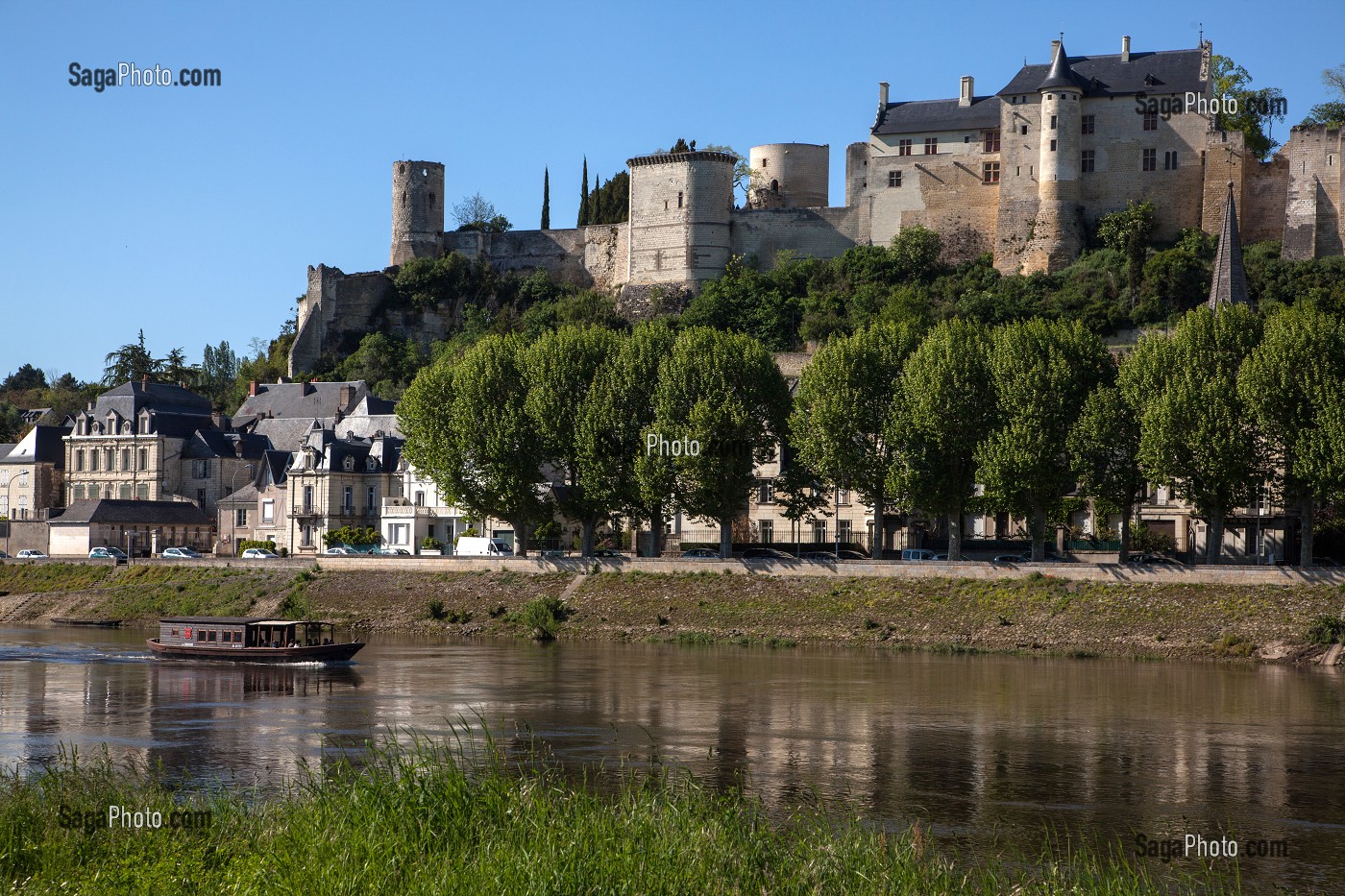 BORDS DE LA VIENNE DEVANT LE CHATEAU DE CHINON (FORTERESSE ROYALE), ITINERAIRE DE LA LOIRE A VELO, INDRE-ET-LOIRE (37), FRANCE 