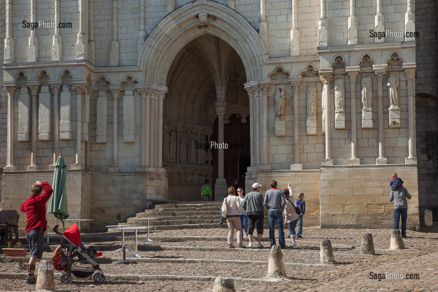 CYCLISTES EN RANDONNEE DEVANT L'EGLISE COLLEGIALE DE CANDES-SAINT-MARTIN, ITINERAIRE DE LA LOIRE A VELO, INDRE-ET-LOIRE (37), FRANCE 