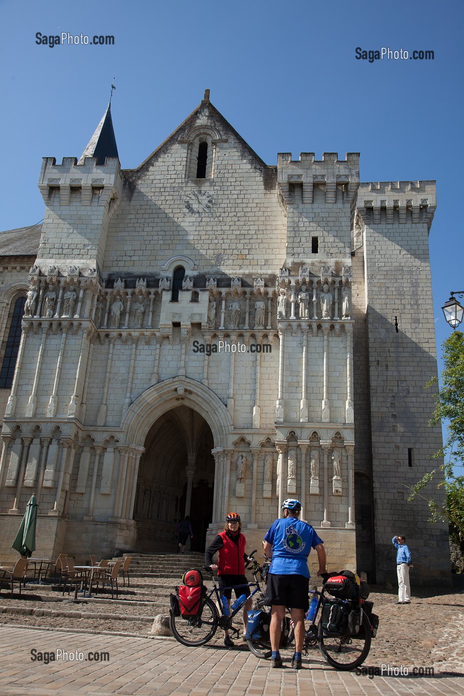 CYCLISTES EN RANDONNEE DEVANT L'EGLISE COLLEGIALE DE CANDES-SAINT-MARTIN, ITINERAIRE DE LA LOIRE A VELO, INDRE-ET-LOIRE (37), FRANCE 