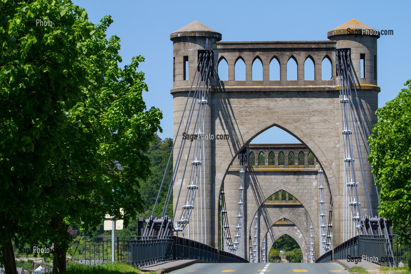 PONT EN PIERRE ET EN FER SUSPENDU SUR LA LOIRE, LANGEAIS, INDRE-ET-LOIRE (37), FRANCE 